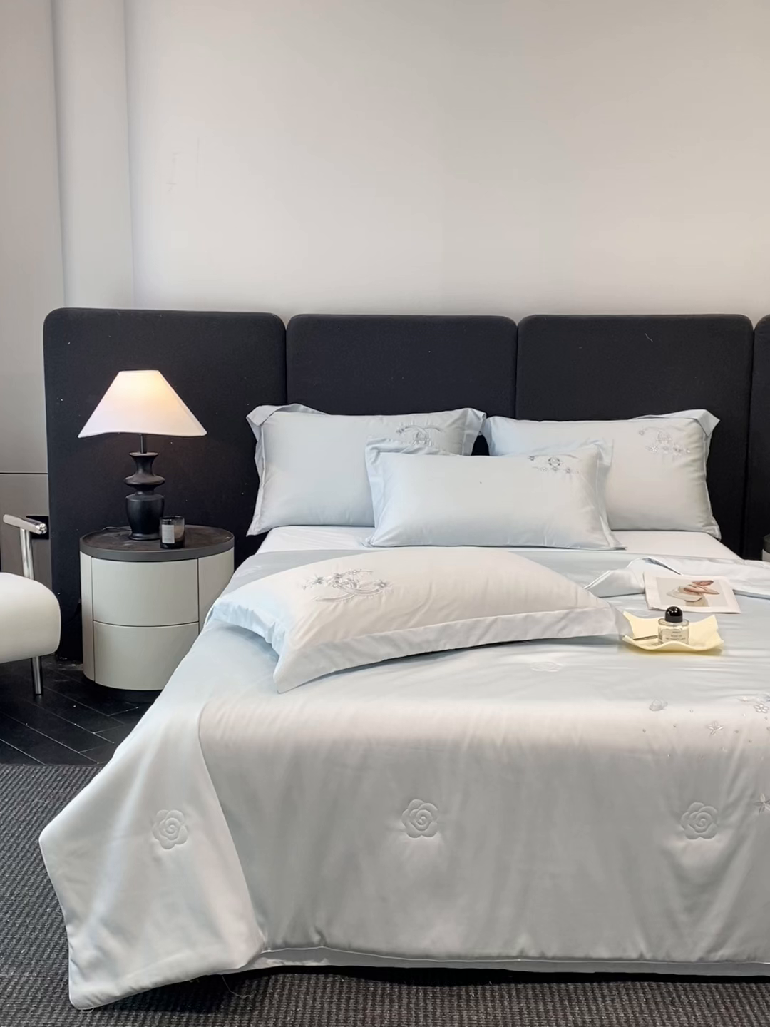 91家纺网 家纺一手货源 找家纺 新方向 2026春夏新款刺绣A类20%蚕丝天丝棉夏凉被空调被夏被四件套-纷飞 纷飞-微光蓝