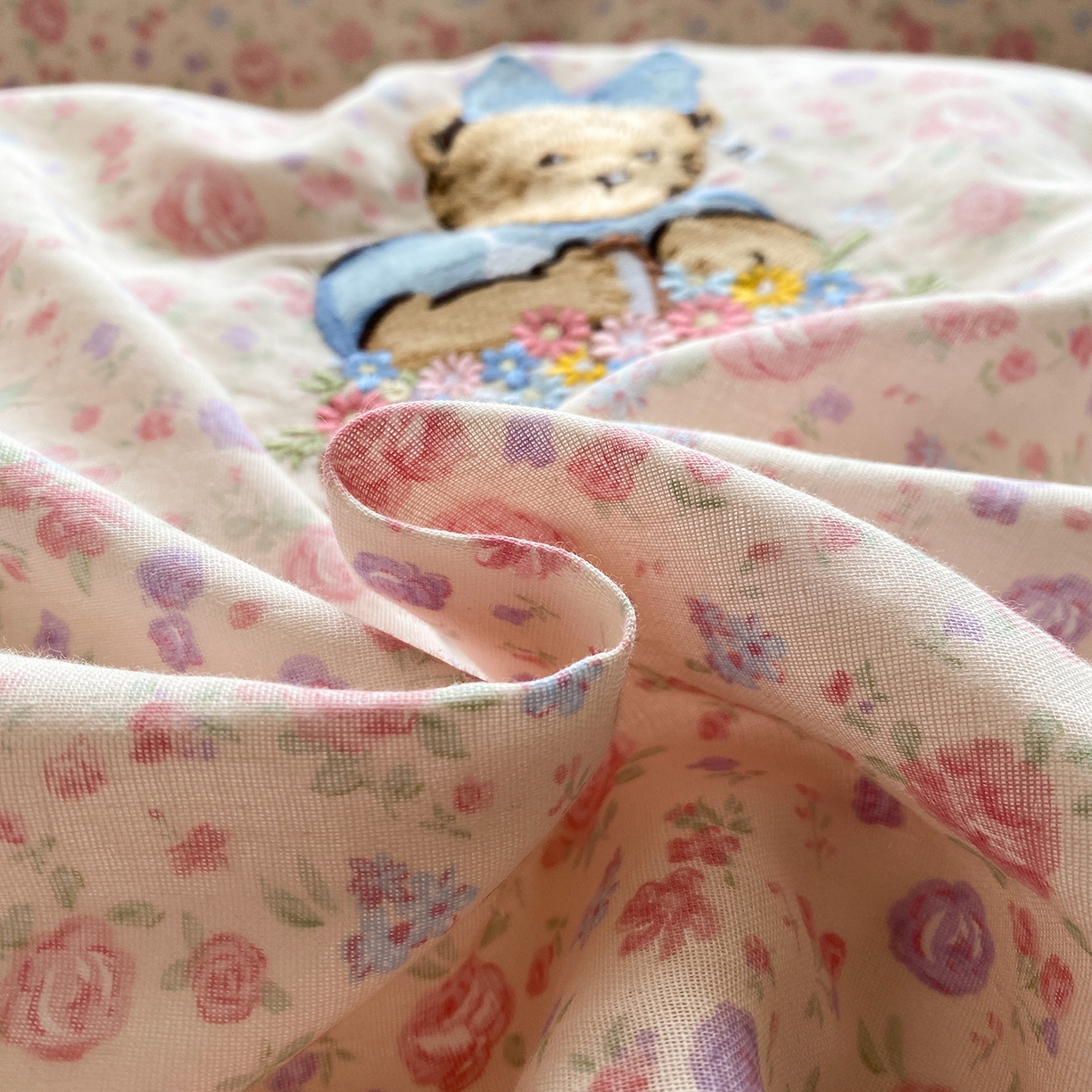 91家纺网 家纺一手货源 找家纺 尚品本色 2026新款全棉纯棉双层纱印花刺绣四件套 花镜花开