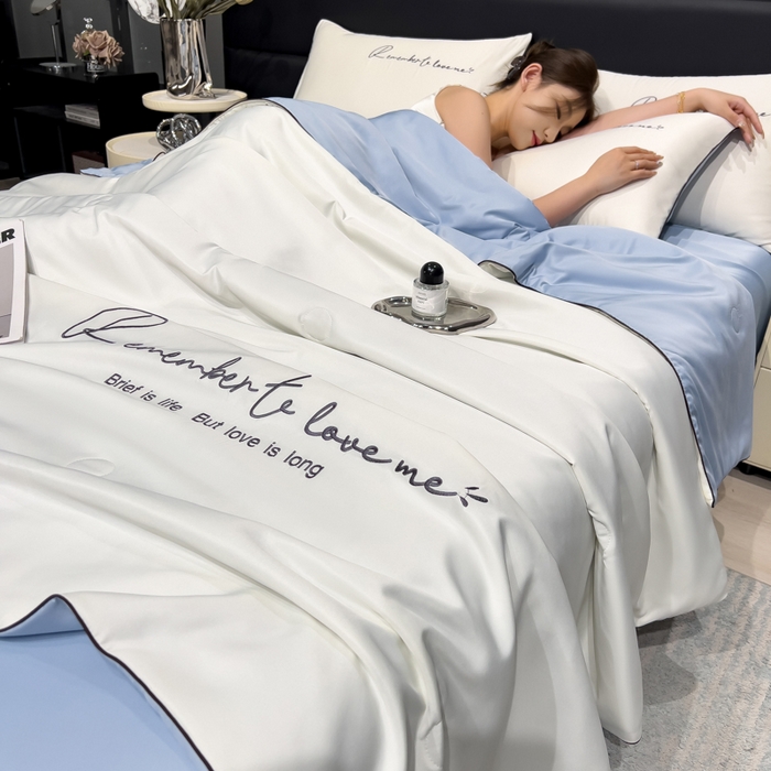 91家纺网 家纺一手货源 找家纺 云恋家纺 2026新款轻奢高级感水洗冰丝刺绣夏凉被凉感可裸睡空调被四件套学生薄款被-一生所爱系列 一生所爱-本白+风铃蓝