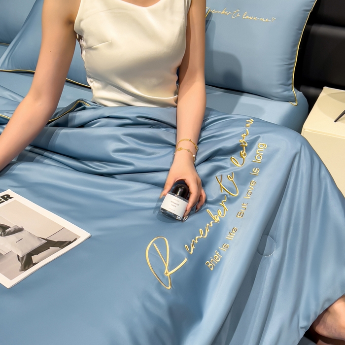 91家纺网 家纺一手货源 找家纺 云恋家纺 2026新款轻奢高级感水洗冰丝刺绣夏凉被凉感可裸睡空调被四件套学生薄款被-一生所爱系列 一生所爱-宾利蓝