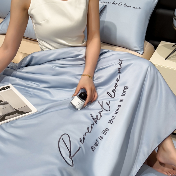 91家纺网 家纺一手货源 找家纺 云恋家纺 2026新款轻奢高级感水洗冰丝刺绣夏凉被凉感可裸睡空调被四件套学生薄款被-一生所爱系列 一生所爱-风铃蓝+香槟