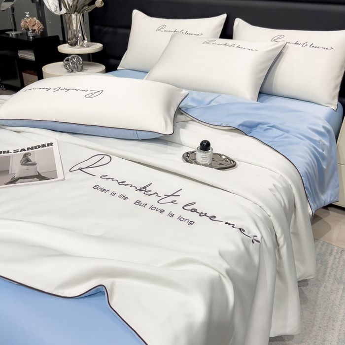 91家纺网 家纺一手货源 找家纺 云恋家纺 2026新款轻奢高级感水洗冰丝刺绣夏凉被凉感可裸睡空调被四件套学生薄款被-一生所爱系列 一生所爱-本白+风铃蓝