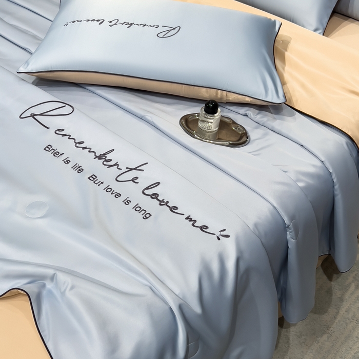 91家纺网 家纺一手货源 找家纺 云恋家纺 2026新款轻奢高级感水洗冰丝刺绣夏凉被凉感可裸睡空调被四件套学生薄款被-一生所爱系列 一生所爱-风铃蓝+香槟