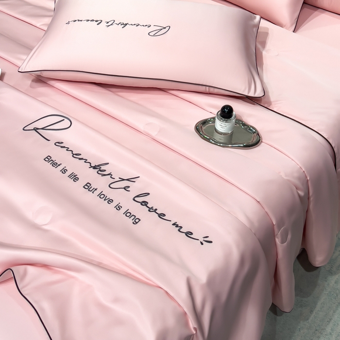 91家纺网 家纺一手货源 找家纺 云恋家纺 2026新款轻奢高级感水洗冰丝刺绣夏凉被凉感可裸睡空调被四件套学生薄款被-一生所爱系列 一生所爱-樱花粉