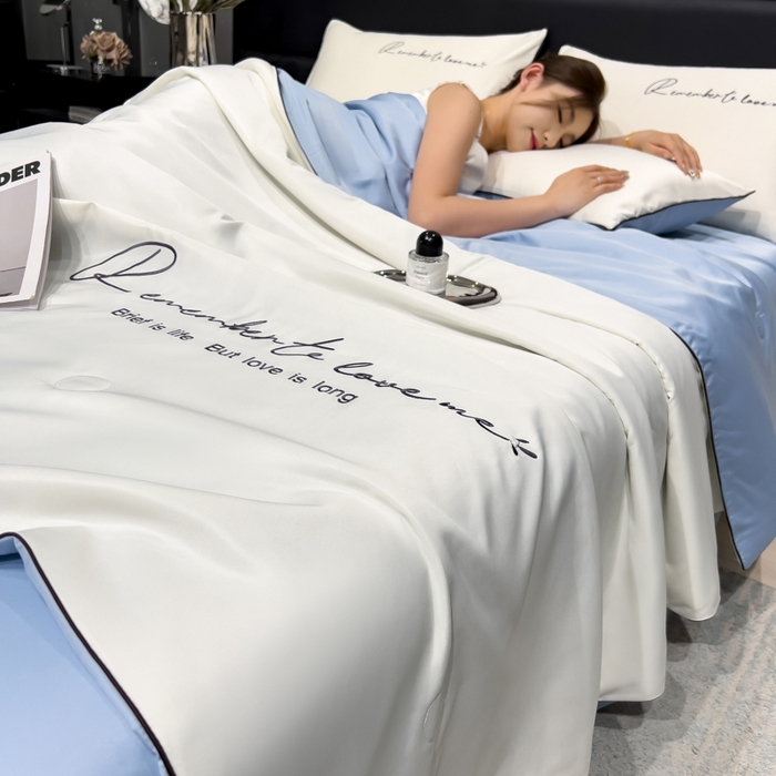 91家纺网 家纺一手货源 找家纺 云恋家纺 2026新款轻奢高级感水洗冰丝刺绣夏凉被凉感可裸睡空调被四件套学生薄款被-一生所爱系列 一生所爱-本白+风铃蓝