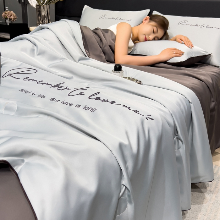 91家纺网 家纺一手货源 找家纺 云恋家纺 2026新款轻奢高级感水洗冰丝刺绣夏凉被凉感可裸睡空调被四件套学生薄款被-一生所爱系列 一生所爱-银灰+绅士灰