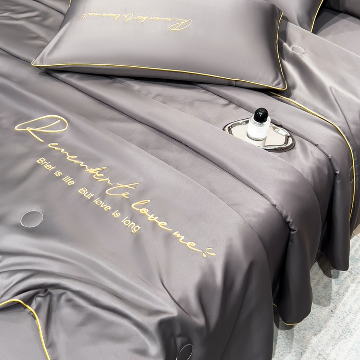 91家纺网 家纺一手货源 找家纺 云恋家纺 2026新款轻奢高级感水洗冰丝刺绣夏凉被凉感可裸睡空调被四件套学生薄款被-一生所爱系列 一生所爱-绅士灰