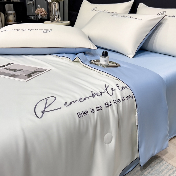 91家纺网 家纺一手货源 找家纺 云恋家纺 2026新款轻奢高级感水洗冰丝刺绣夏凉被凉感可裸睡空调被四件套学生薄款被-一生所爱系列 一生所爱-本白+风铃蓝