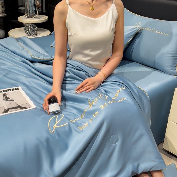 91家纺网 家纺一手货源 找家纺 云恋家纺 2026新款轻奢高级感水洗冰丝刺绣夏凉被凉感可裸睡空调被四件套学生薄款被-一生所爱系列 一生所爱-宾利蓝