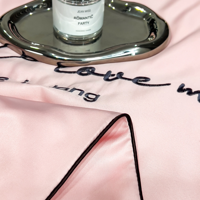 91家纺网 家纺一手货源 找家纺 云恋家纺 2026新款轻奢高级感水洗冰丝刺绣夏凉被凉感可裸睡空调被四件套学生薄款被-一生所爱系列 一生所爱-樱花粉