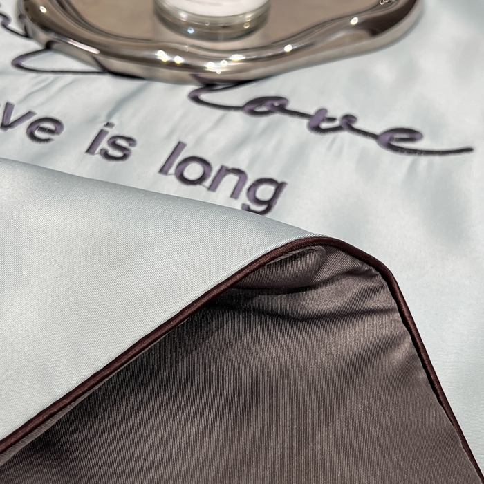 91家纺网 家纺一手货源 找家纺 云恋家纺 2026新款轻奢高级感水洗冰丝刺绣夏凉被凉感可裸睡空调被四件套学生薄款被-一生所爱系列 一生所爱-银灰+绅士灰