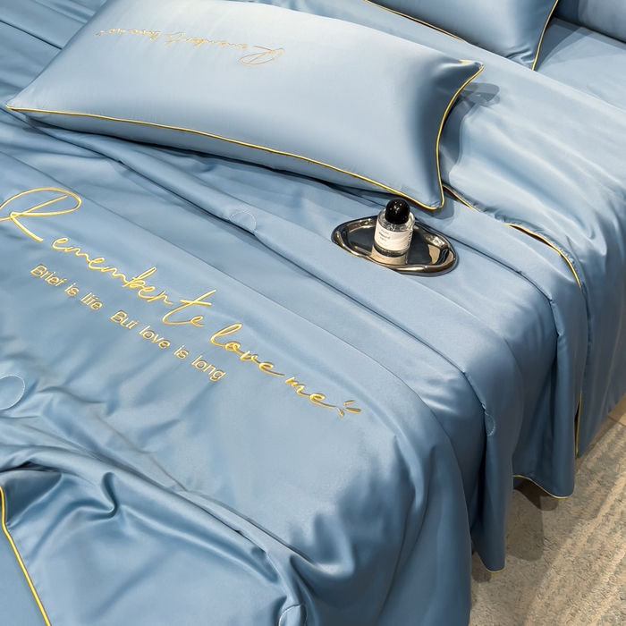 91家纺网 家纺一手货源 找家纺 云恋家纺 2026新款轻奢高级感水洗冰丝刺绣夏凉被凉感可裸睡空调被四件套学生薄款被-一生所爱系列 一生所爱-宾利蓝