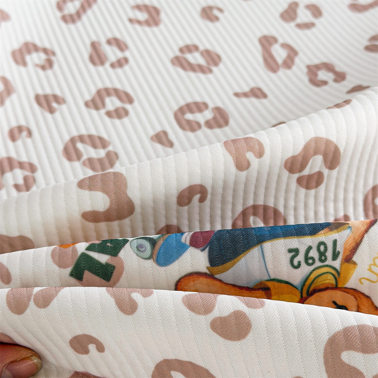 91家纺网 家纺一手货源 找家纺 慕木家纺 2026新款A类三明治复合冰丝席泰迪爱兰系列学生款（正版授权）（提供买家秀） 泰迪豹纹