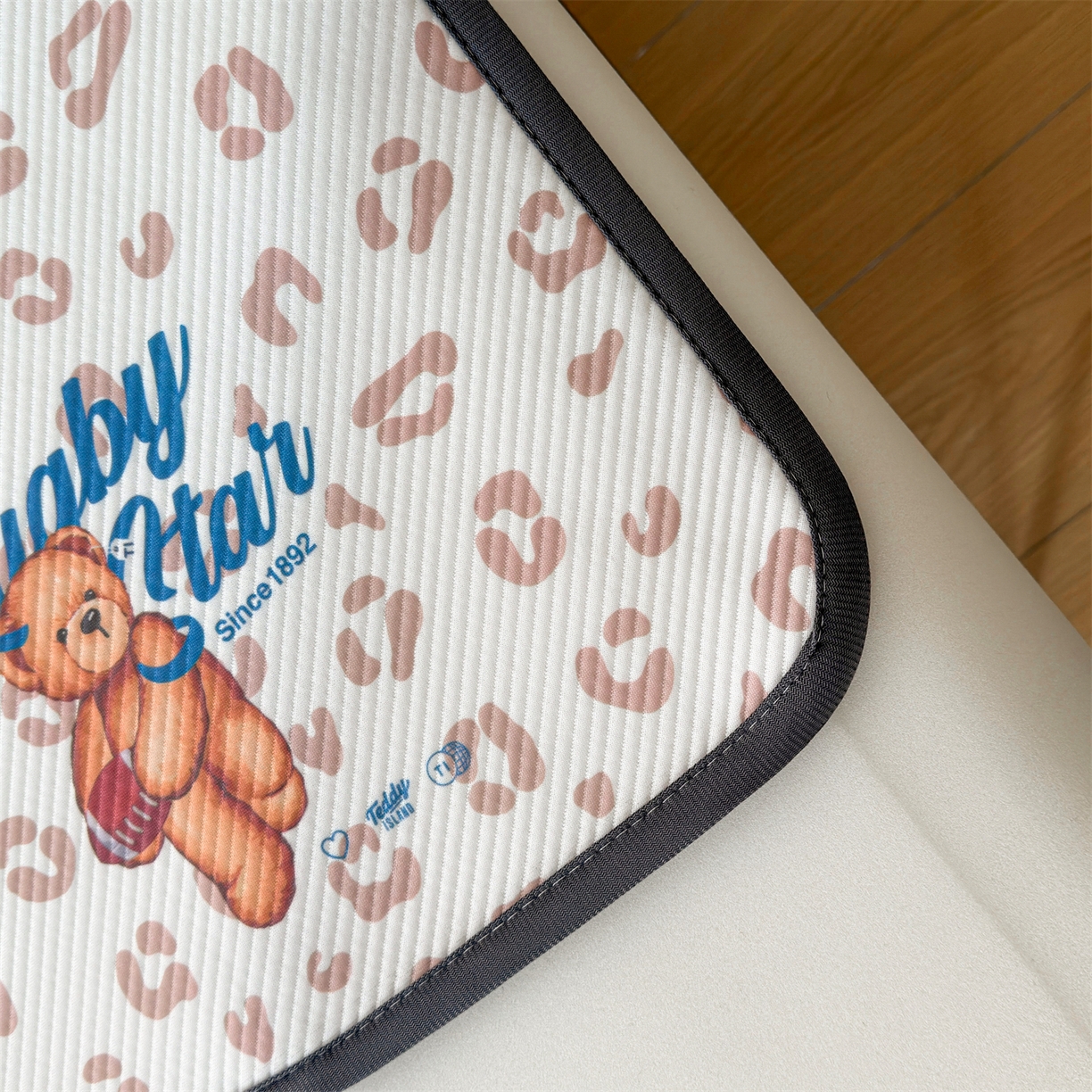 91家纺网 家纺一手货源 找家纺 慕木家纺 2026新款A类三明治复合冰丝席泰迪爱兰系列学生款（正版授权）（提供买家秀） 泰迪豹纹