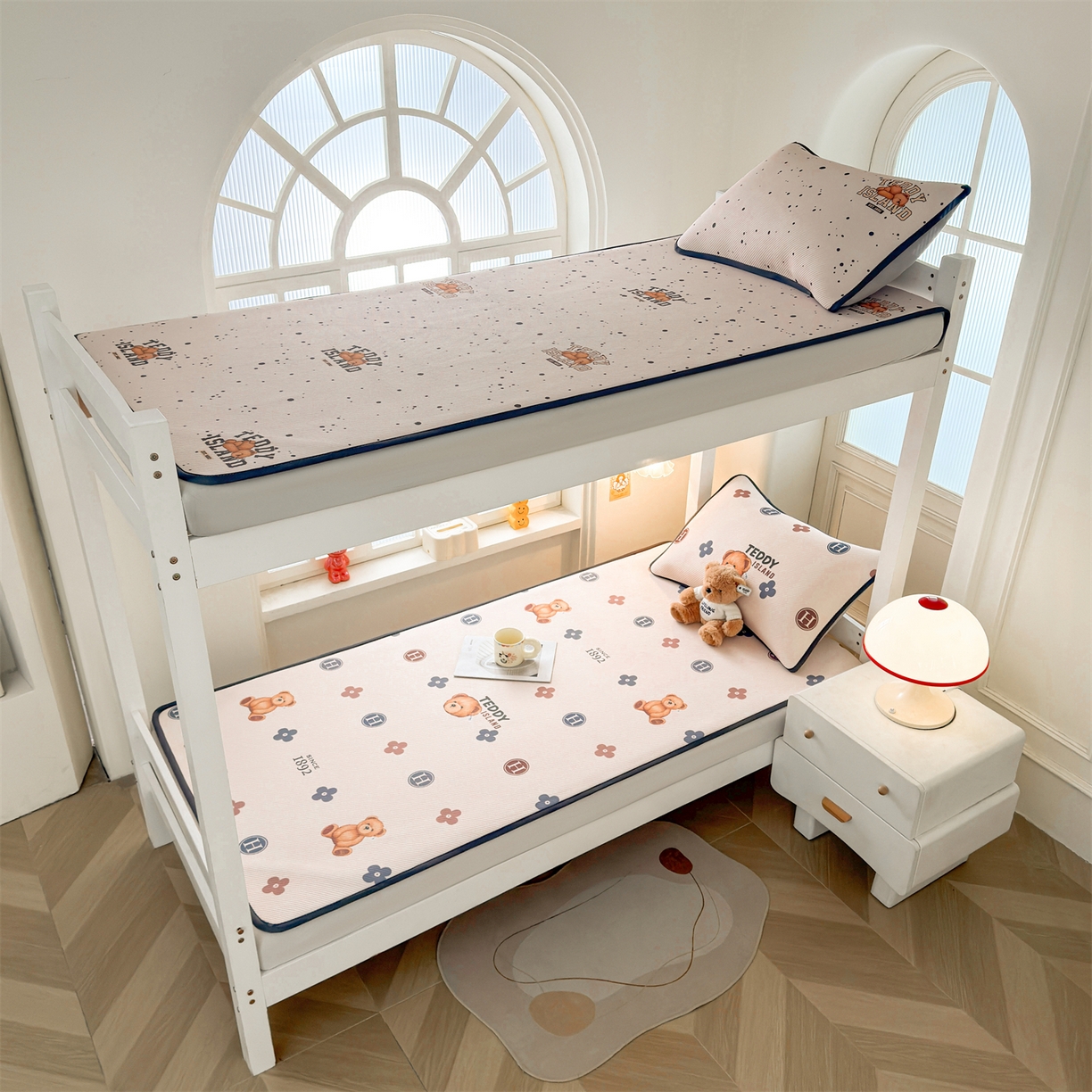 91家纺网 家纺一手货源 找家纺 慕木家纺 2026新款A类三明治复合冰丝席泰迪爱兰系列学生款（正版授权）（提供买家秀） 泰迪四叶草