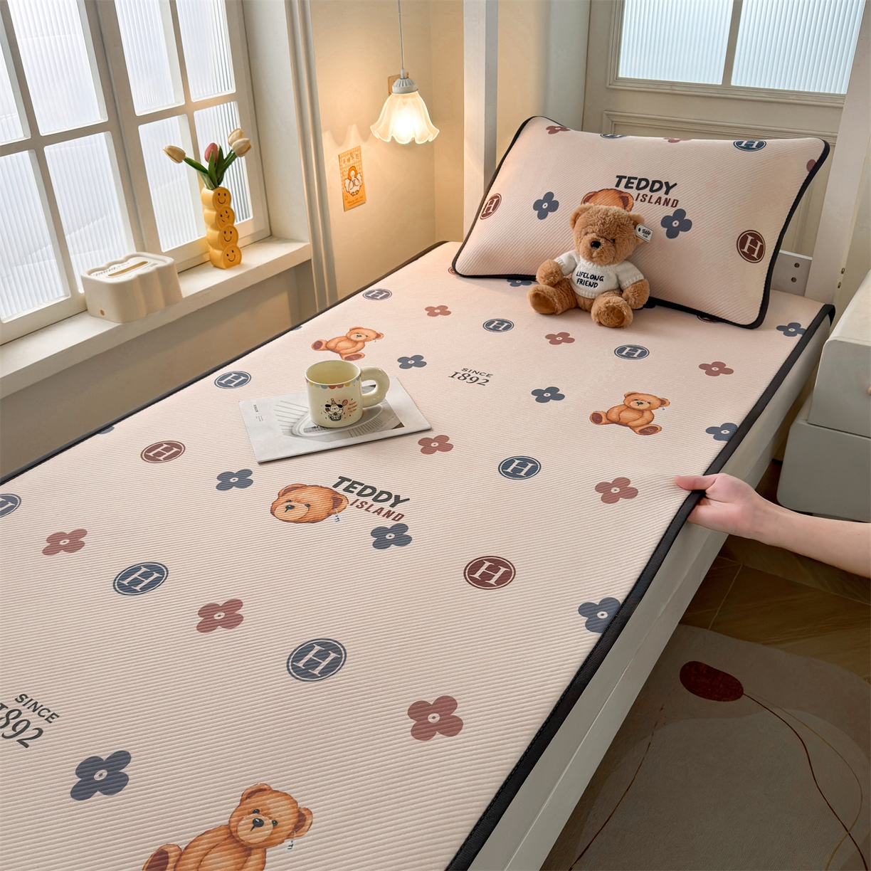 91家纺网 家纺一手货源 找家纺 慕木家纺 2026新款A类三明治复合冰丝席泰迪爱兰系列学生款（正版授权）（提供买家秀） 泰迪四叶草