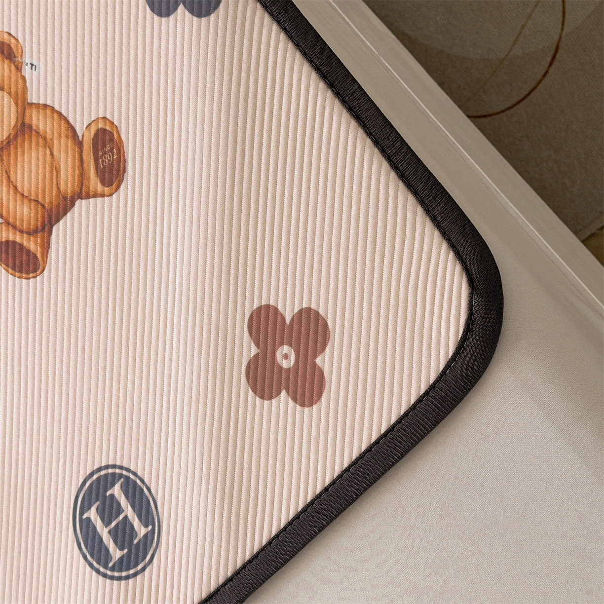 91家纺网 家纺一手货源 找家纺 慕木家纺 2026新款A类三明治复合冰丝席泰迪爱兰系列学生款（正版授权）（提供买家秀） 泰迪四叶草