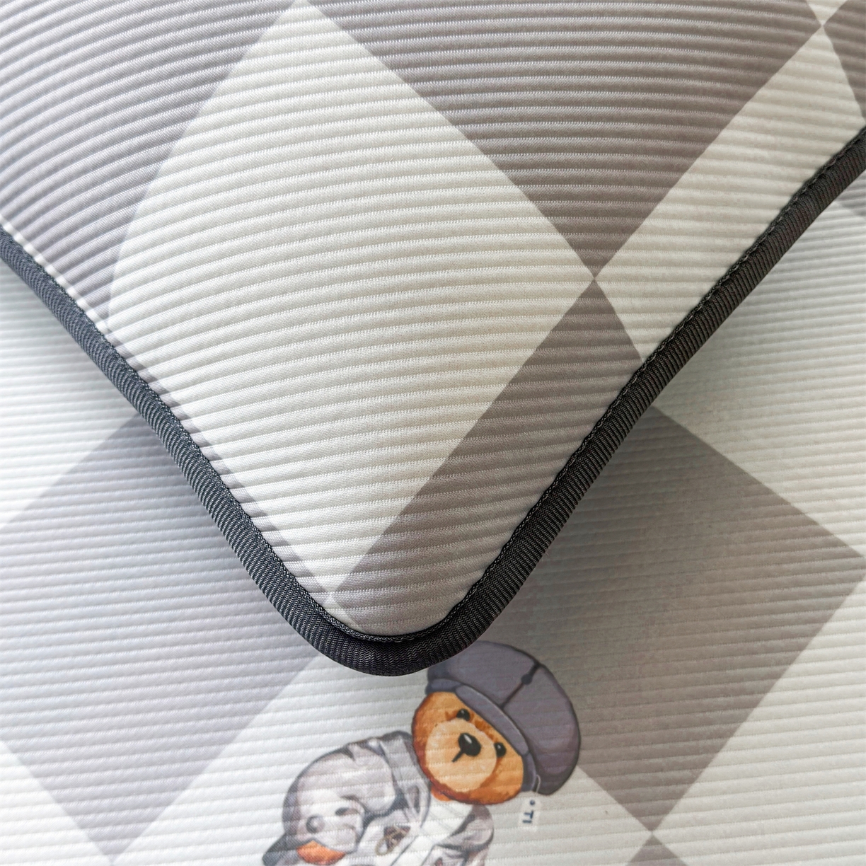 91家纺网 家纺一手货源 找家纺 慕木家纺 2026新款A类三明治复合冰丝席泰迪爱兰系列学生款（正版授权）（提供买家秀） 泰迪灰格