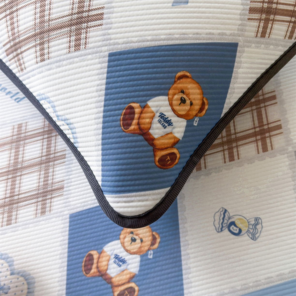 91家纺网 家纺一手货源 找家纺 慕木家纺 2026新款A类三明治复合冰丝席泰迪爱兰系列学生款（正版授权）（提供买家秀） 泰迪菱形