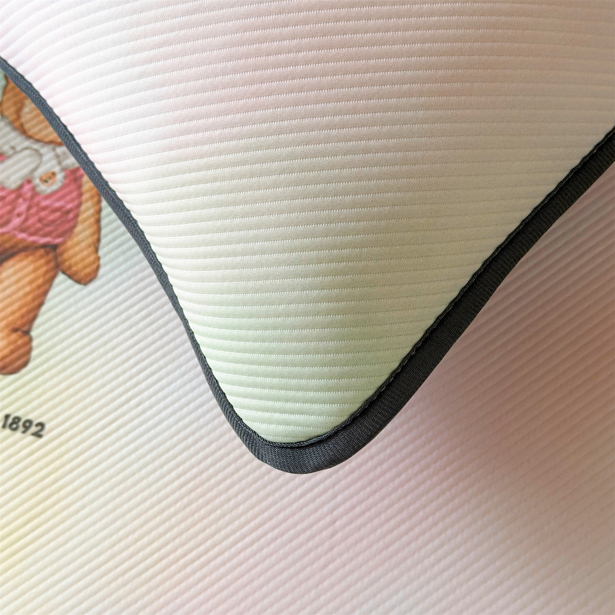 91家纺网 家纺一手货源 找家纺 慕木家纺 2026新款A类三明治复合冰丝席泰迪爱兰系列学生款（正版授权）（提供买家秀） 泰迪炫彩