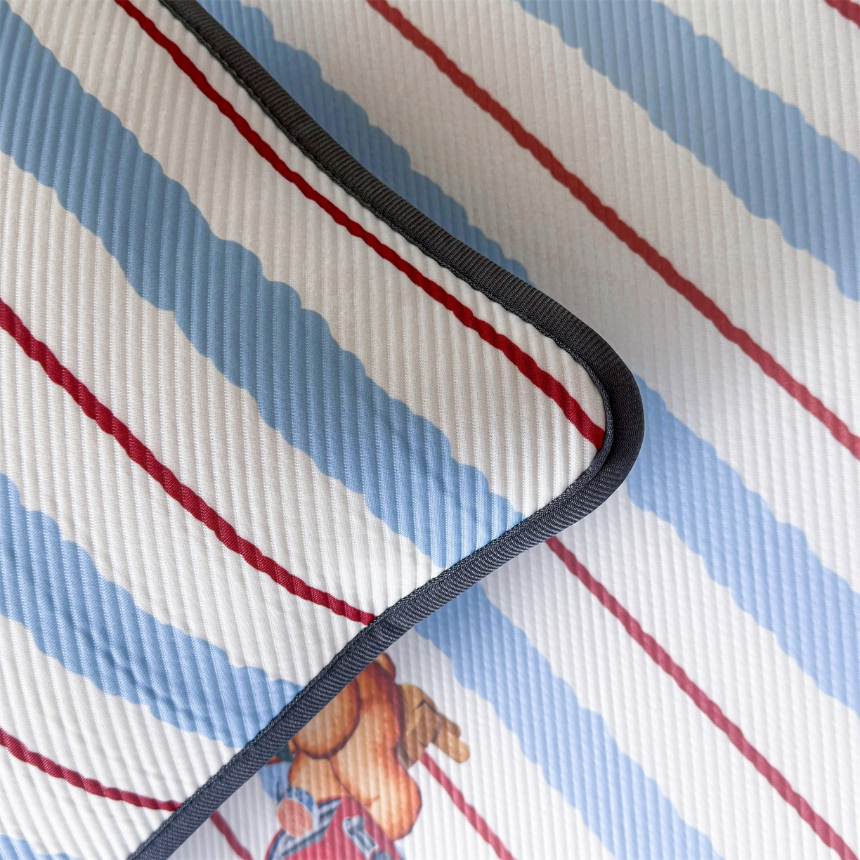 91家纺网 家纺一手货源 找家纺 慕木家纺 2026新款A类三明治复合冰丝席泰迪爱兰系列学生款（正版授权）（提供买家秀） 泰迪条纹蓝