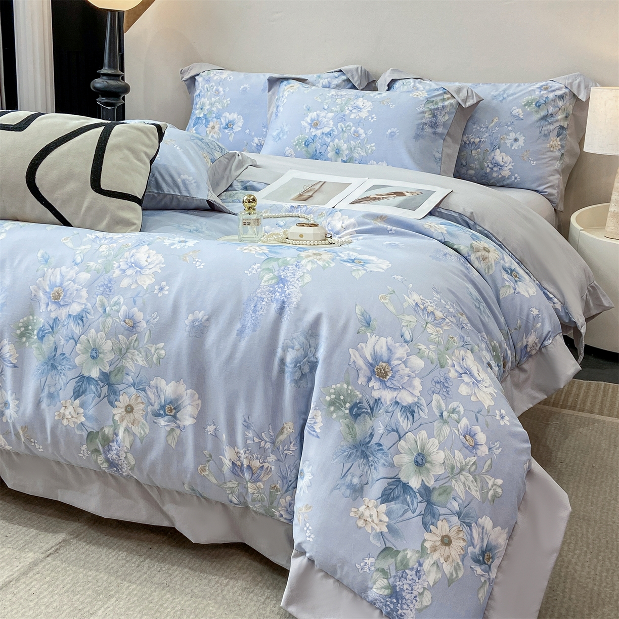 91家纺网 家纺一手货源 找家纺 慕木家纺 2026新款A类印花拼角工艺慕斯棉四件套系列（抽空压缩可供跨境）提供买家秀 蓝庭叙+灰