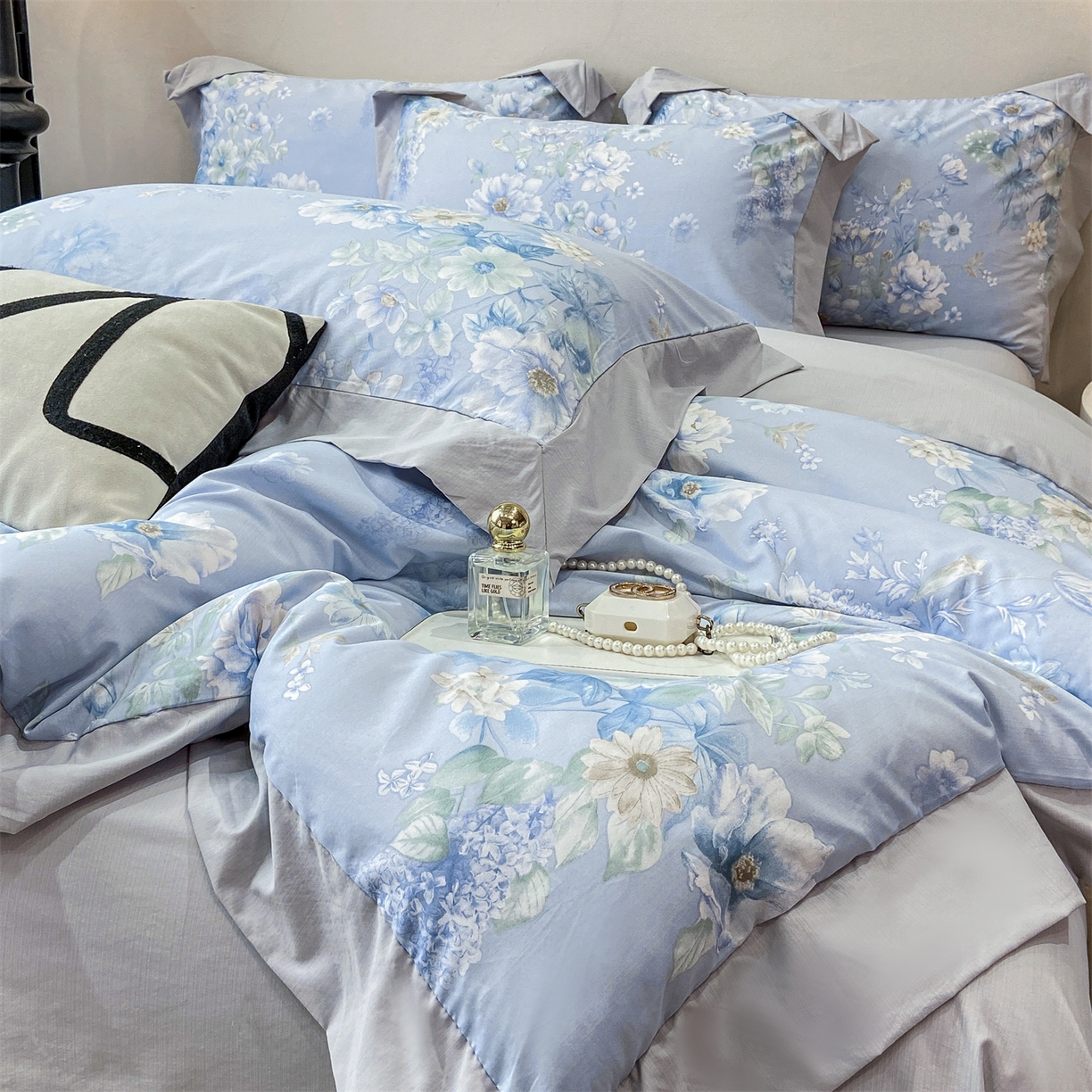 91家纺网 家纺一手货源 找家纺 慕木家纺 2026新款A类印花拼角工艺慕斯棉四件套系列（抽空压缩可供跨境）提供买家秀 蓝庭叙+灰