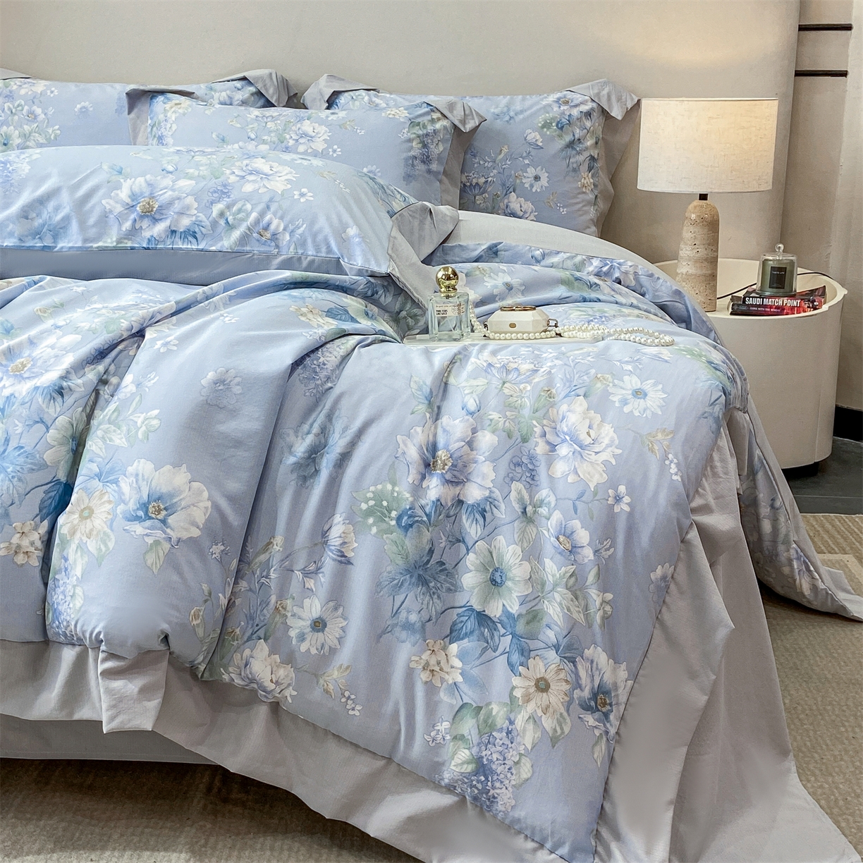 91家纺网 家纺一手货源 找家纺 慕木家纺 2026新款A类印花拼角工艺慕斯棉四件套系列（抽空压缩可供跨境）提供买家秀 蓝庭叙+灰