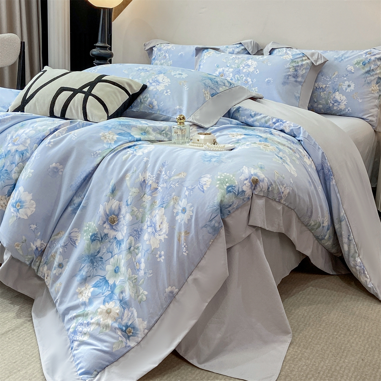 91家纺网 家纺一手货源 找家纺 慕木家纺 2026新款A类印花拼角工艺慕斯棉四件套系列（抽空压缩可供跨境）提供买家秀 蓝庭叙+灰