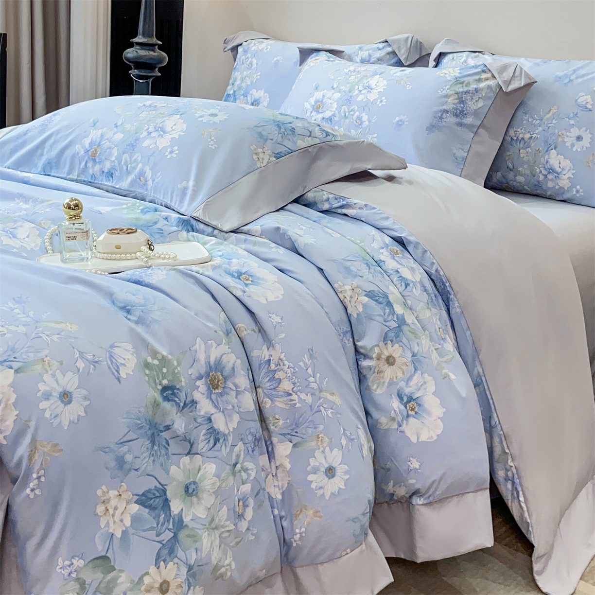 91家纺网 家纺一手货源 找家纺 慕木家纺 2026新款A类印花拼角工艺慕斯棉四件套系列（抽空压缩可供跨境）提供买家秀 蓝庭叙+灰