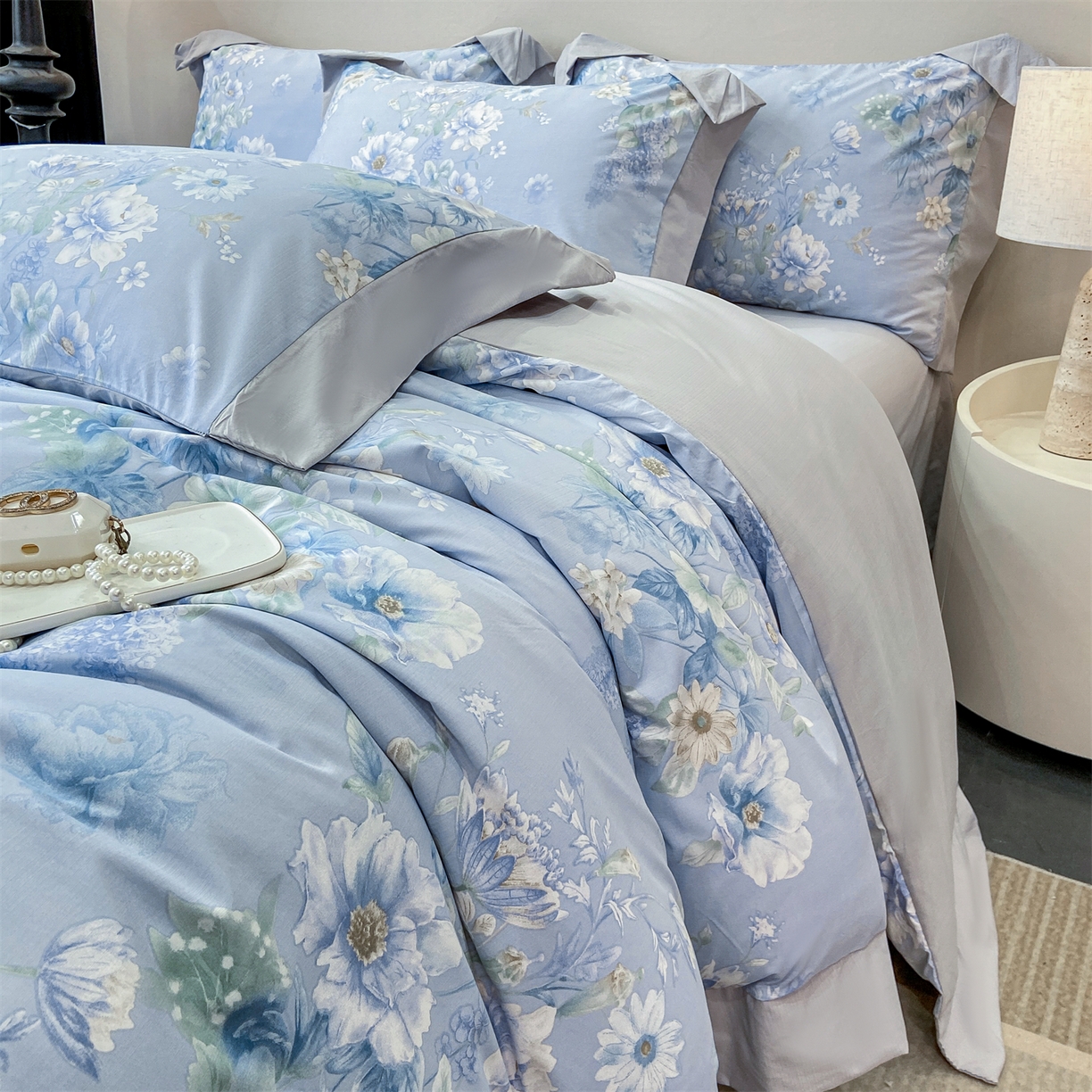 91家纺网 家纺一手货源 找家纺 慕木家纺 2026新款A类印花拼角工艺慕斯棉四件套系列（抽空压缩可供跨境）提供买家秀 蓝庭叙+灰