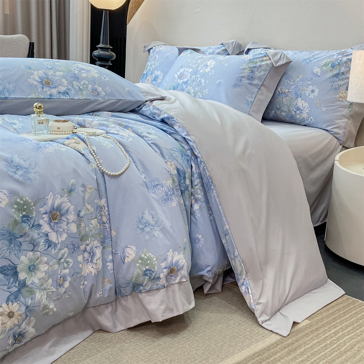 91家纺网 家纺一手货源 找家纺 慕木家纺 2026新款A类印花拼角工艺慕斯棉四件套系列（抽空压缩可供跨境）提供买家秀 蓝庭叙+灰