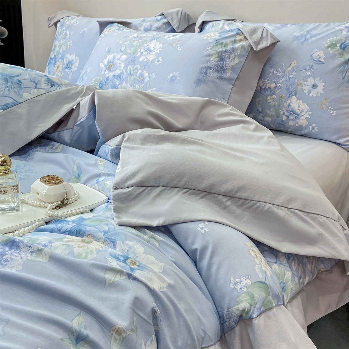 91家纺网 家纺一手货源 找家纺 慕木家纺 2026新款A类印花拼角工艺慕斯棉四件套系列（抽空压缩可供跨境）提供买家秀 蓝庭叙+灰