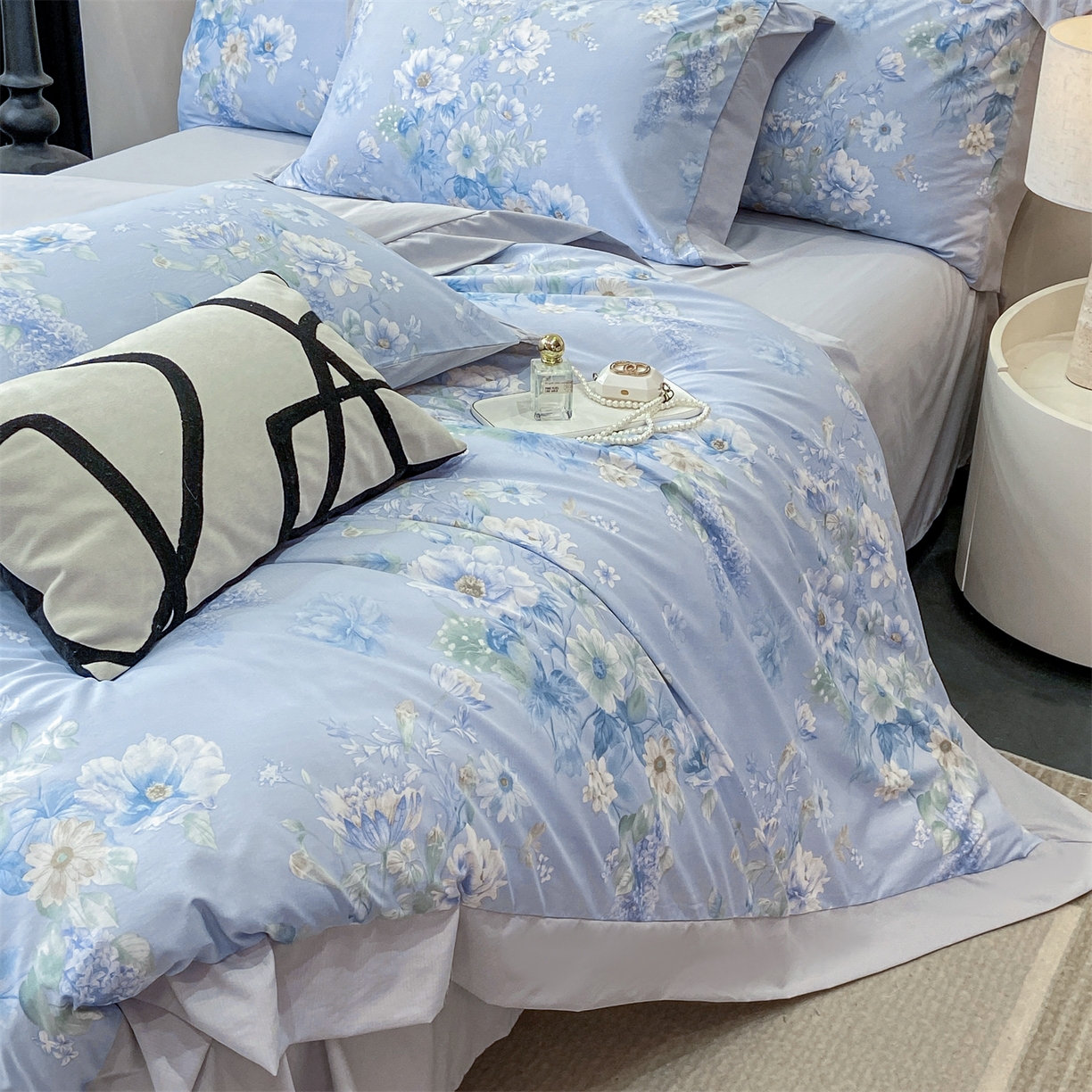 91家纺网 家纺一手货源 找家纺 慕木家纺 2026新款A类印花拼角工艺慕斯棉四件套系列（抽空压缩可供跨境）提供买家秀 蓝庭叙+灰