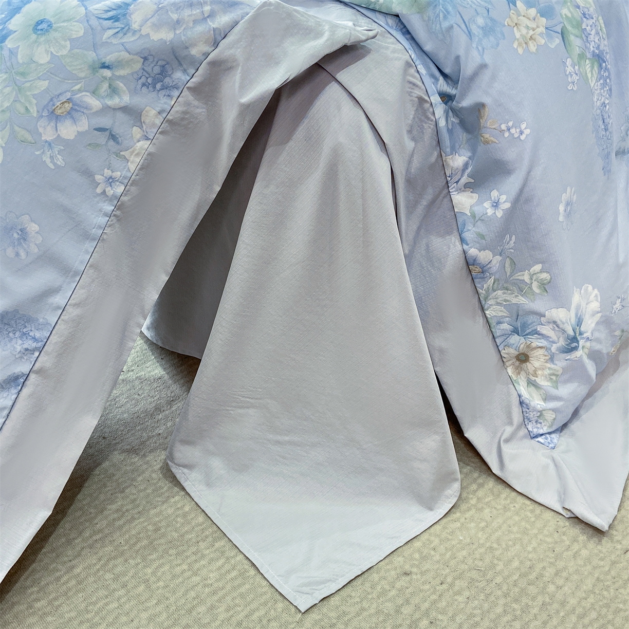 91家纺网 家纺一手货源 找家纺 慕木家纺 2026新款A类印花拼角工艺慕斯棉四件套系列（抽空压缩可供跨境）提供买家秀 蓝庭叙+灰