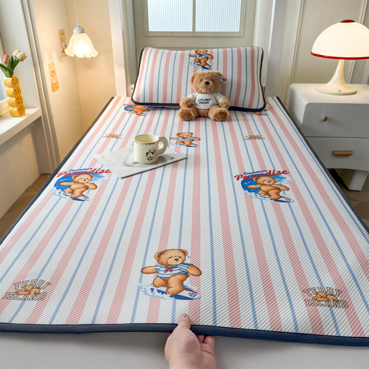 91家纺网 家纺一手货源 找家纺 慕木家纺 2026新款A类三明治复合冰丝席泰迪爱兰系列学生款（正版授权）（提供买家秀） 泰迪条纹粉