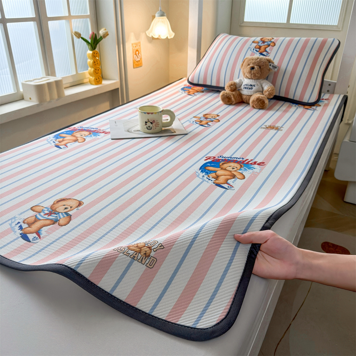 91家纺网 家纺一手货源 找家纺 慕木家纺 2026新款A类三明治复合冰丝席泰迪爱兰系列学生款（正版授权）（提供买家秀） 泰迪条纹粉