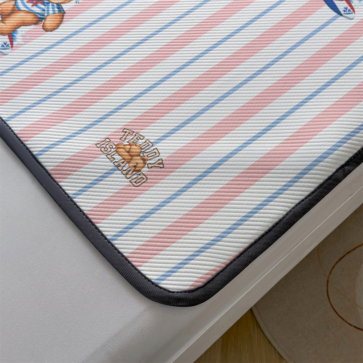 91家纺网 家纺一手货源 找家纺 慕木家纺 2026新款A类三明治复合冰丝席泰迪爱兰系列学生款（正版授权）（提供买家秀） 泰迪条纹粉