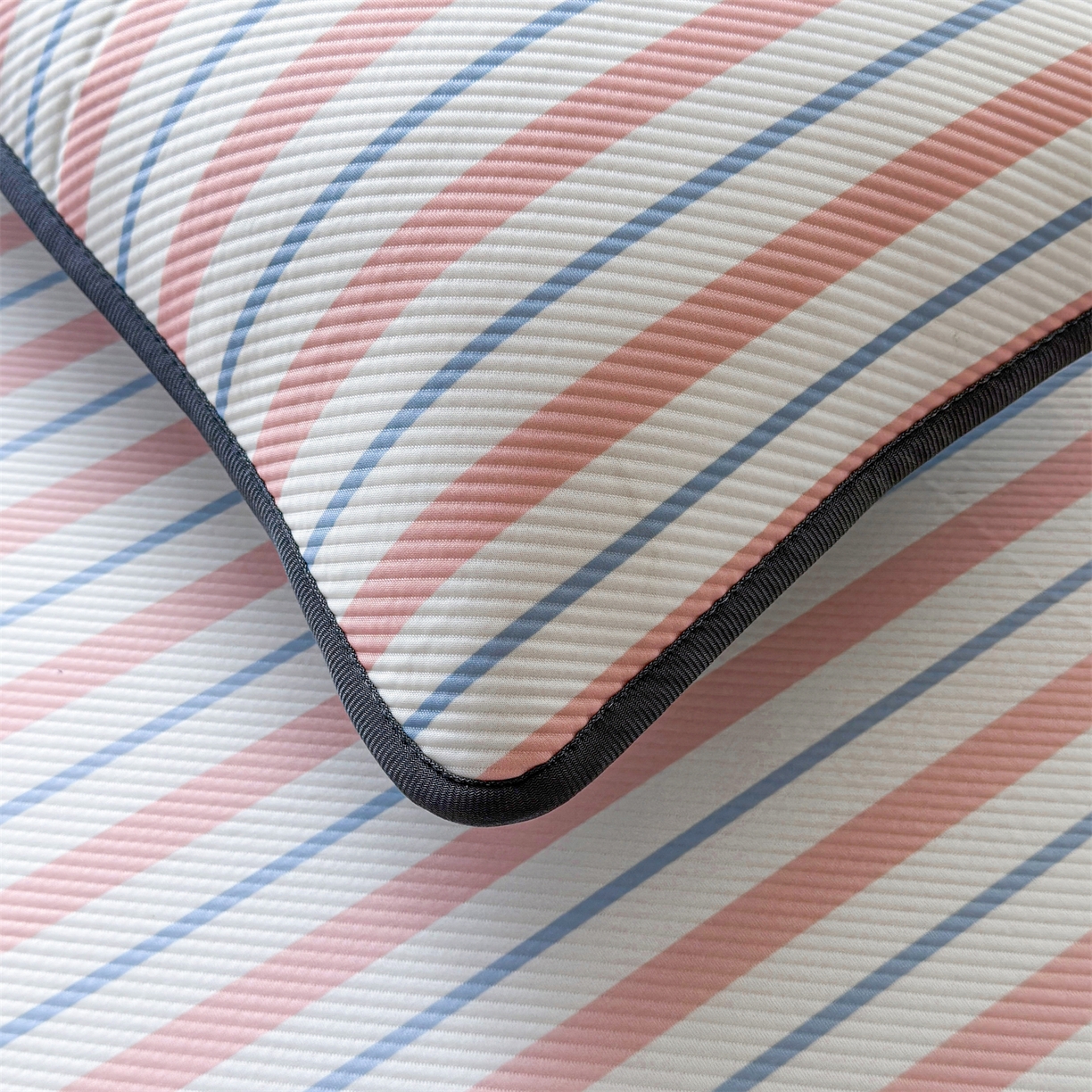 91家纺网 家纺一手货源 找家纺 慕木家纺 2026新款A类三明治复合冰丝席泰迪爱兰系列学生款（正版授权）（提供买家秀） 泰迪条纹粉