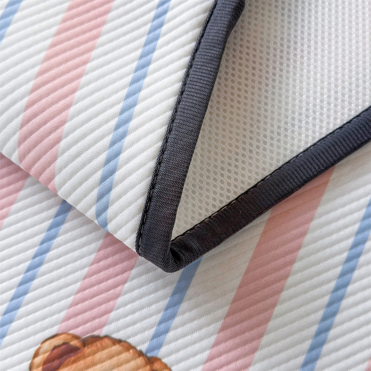 91家纺网 家纺一手货源 找家纺 慕木家纺 2026新款A类三明治复合冰丝席泰迪爱兰系列学生款（正版授权）（提供买家秀） 泰迪条纹粉