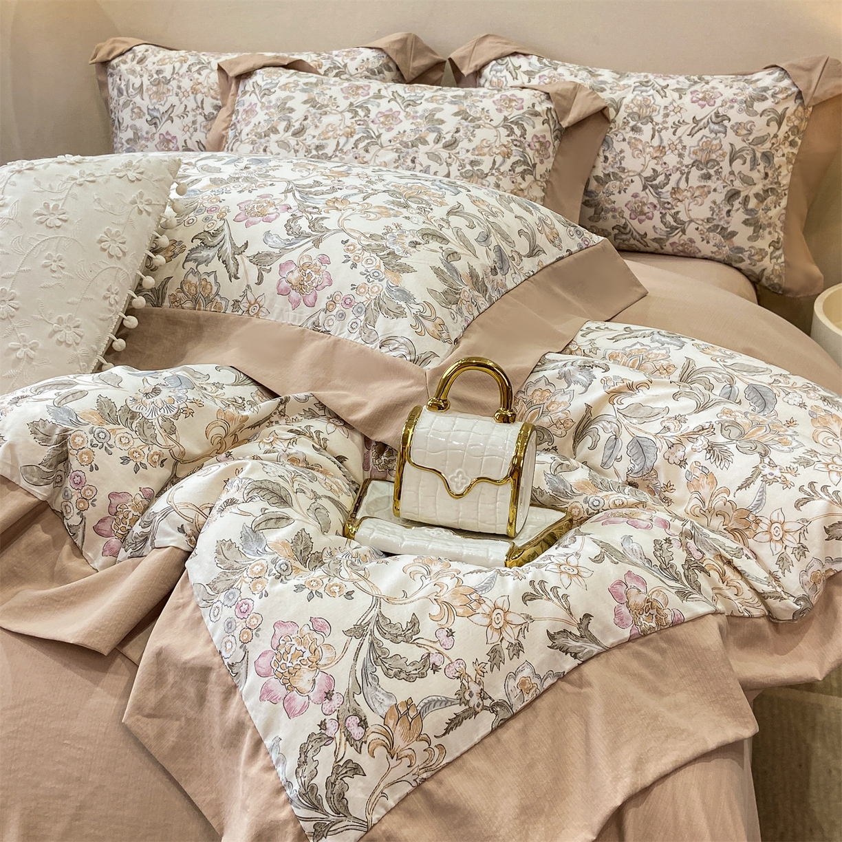 91家纺网 家纺一手货源 找家纺 慕木家纺 2026新款A类印花拼角工艺慕斯棉四件套系列（抽空压缩可供跨境）提供买家秀 锦芙+驼