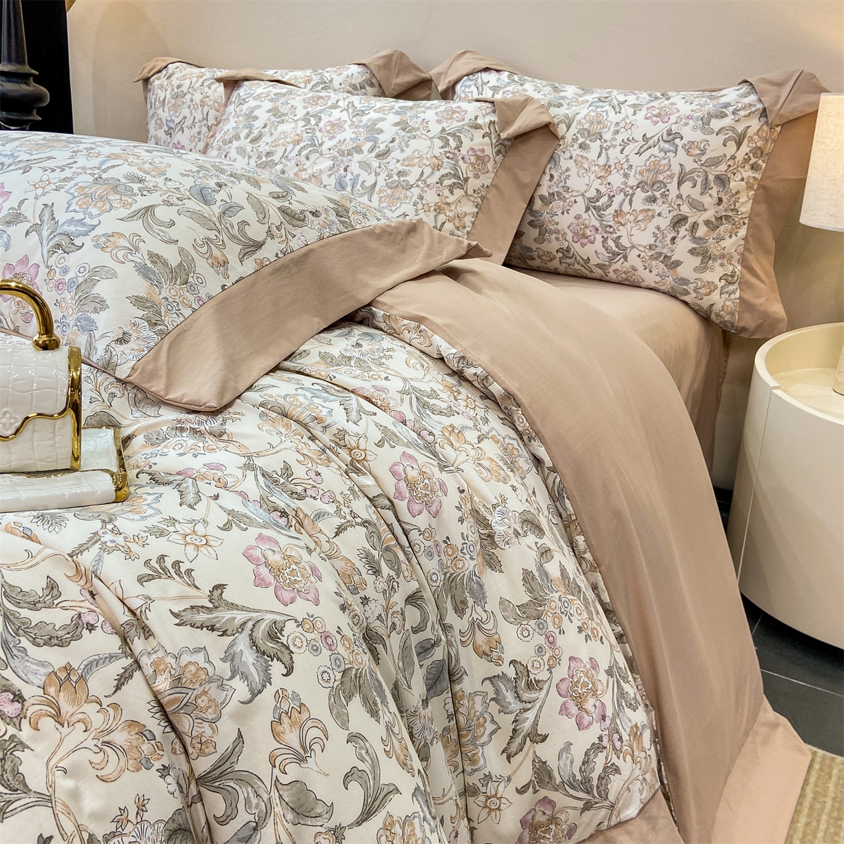 91家纺网 家纺一手货源 找家纺 慕木家纺 2026新款A类印花拼角工艺慕斯棉四件套系列（抽空压缩可供跨境）提供买家秀 锦芙+驼