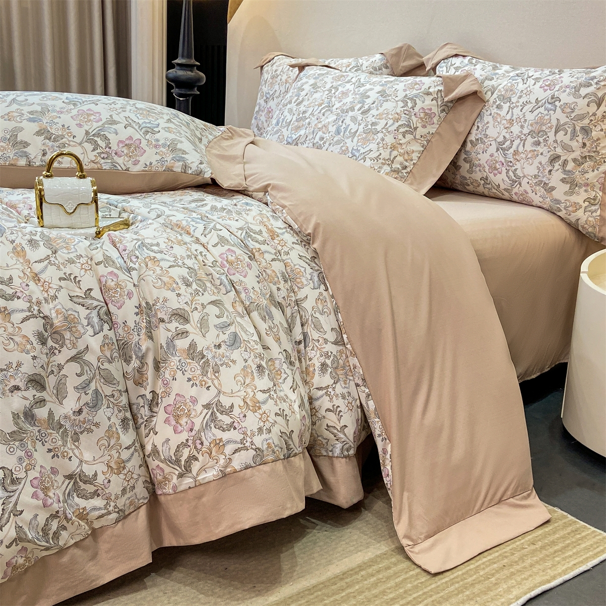 91家纺网 家纺一手货源 找家纺 慕木家纺 2026新款A类印花拼角工艺慕斯棉四件套系列（抽空压缩可供跨境）提供买家秀 锦芙+驼