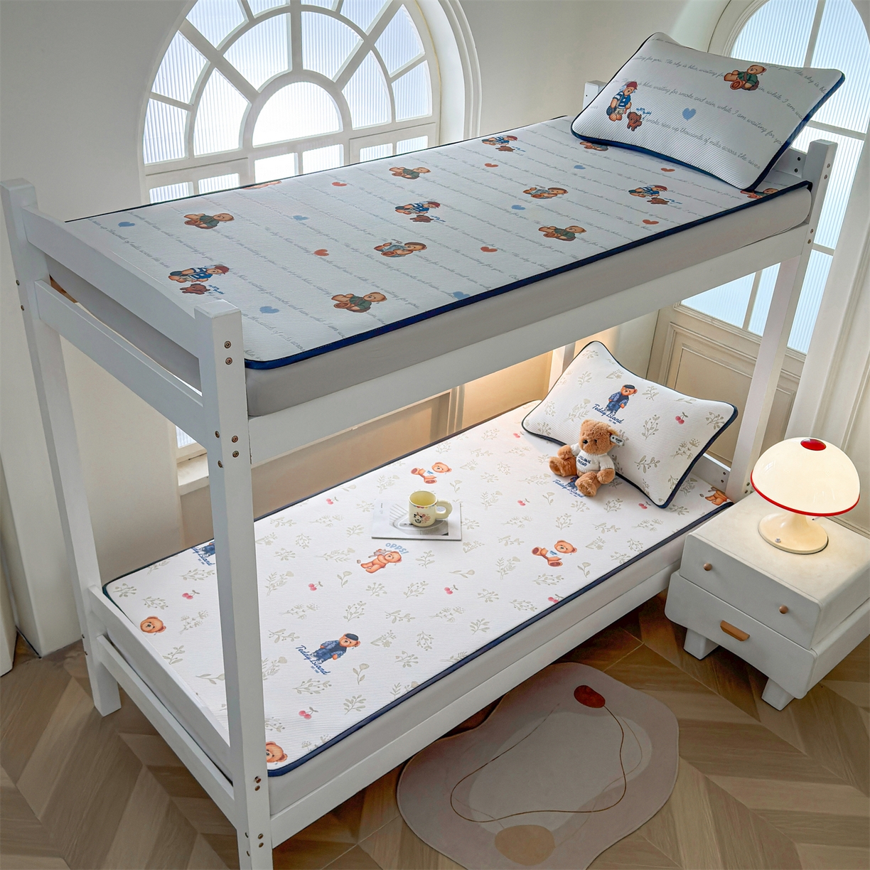 91家纺网 家纺一手货源 找家纺 慕木家纺 2026新款A类三明治复合冰丝席泰迪爱兰系列学生款（正版授权）（提供买家秀） 泰迪樱桃