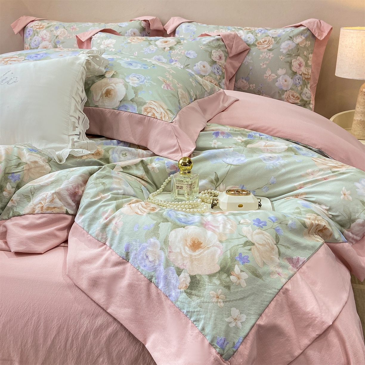 91家纺网 家纺一手货源 找家纺 慕木家纺 2026新款A类印花拼角工艺慕斯棉四件套系列（抽空压缩可供跨境）提供买家秀 青妍+粉