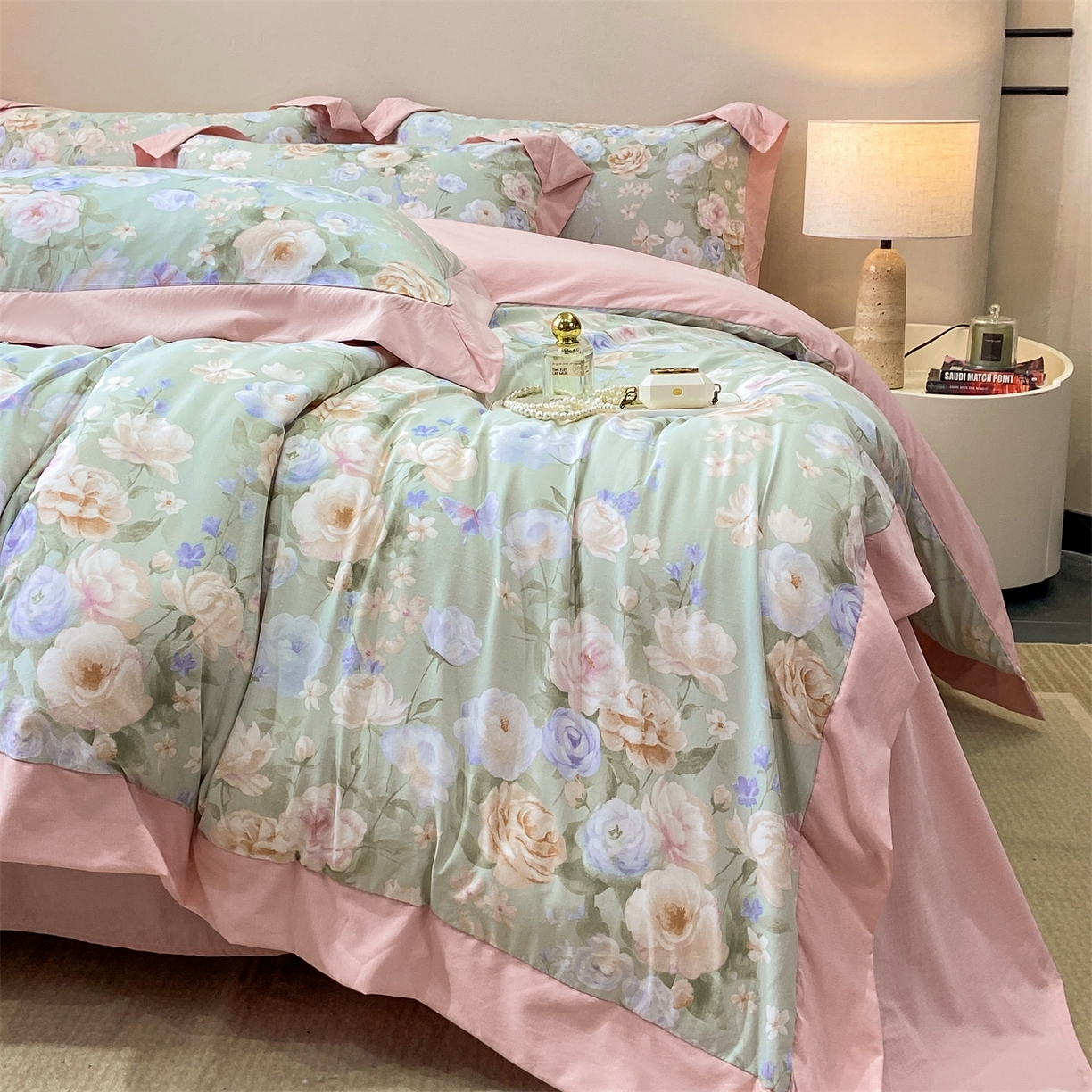 91家纺网 家纺一手货源 找家纺 慕木家纺 2026新款A类印花拼角工艺慕斯棉四件套系列（抽空压缩可供跨境）提供买家秀 青妍+粉