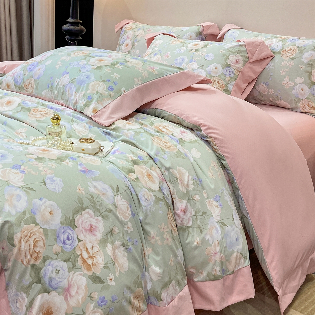 91家纺网 家纺一手货源 找家纺 慕木家纺 2026新款A类印花拼角工艺慕斯棉四件套系列（抽空压缩可供跨境）提供买家秀 青妍+粉