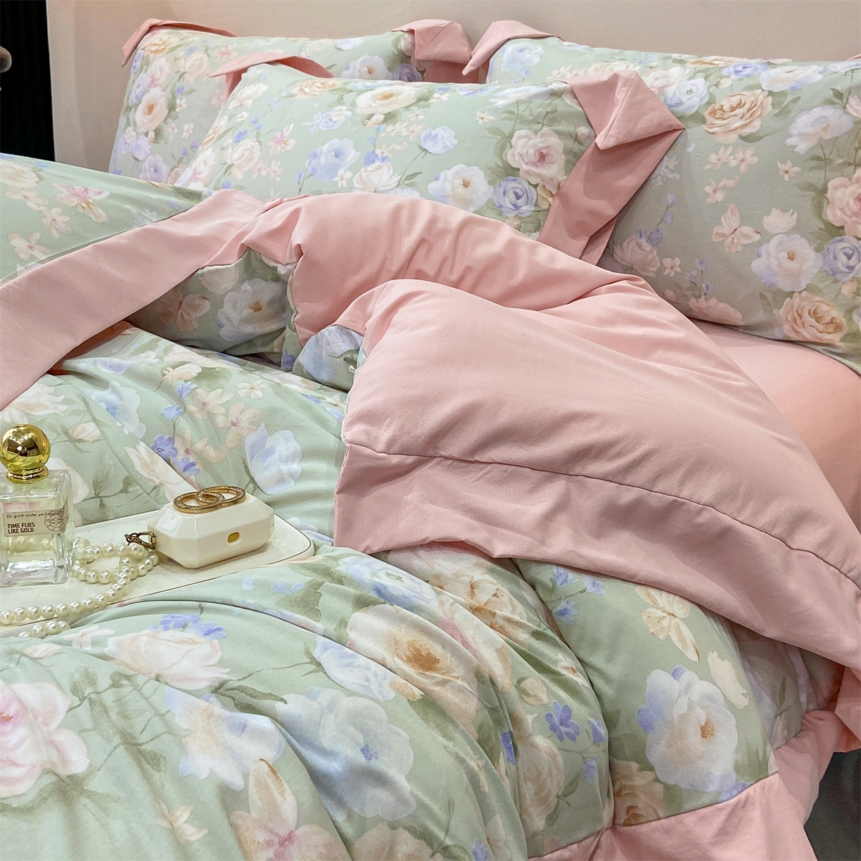 91家纺网 家纺一手货源 找家纺 慕木家纺 2026新款A类印花拼角工艺慕斯棉四件套系列（抽空压缩可供跨境）提供买家秀 青妍+粉