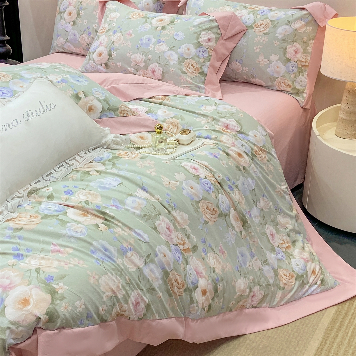 91家纺网 家纺一手货源 找家纺 慕木家纺 2026新款A类印花拼角工艺慕斯棉四件套系列（抽空压缩可供跨境）提供买家秀 青妍+粉