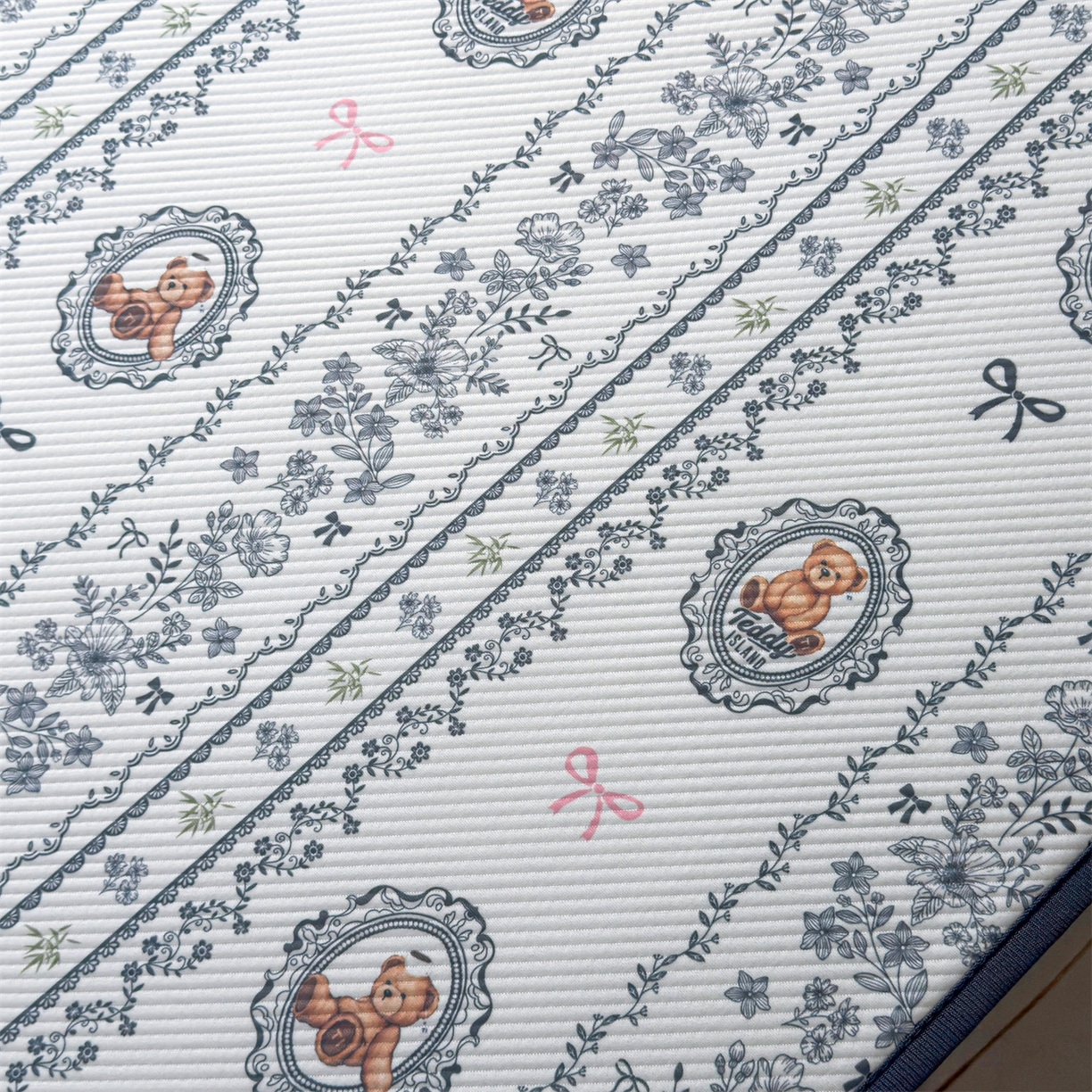 91家纺网 家纺一手货源 找家纺 慕木家纺 2026新款A类三明治复合冰丝席泰迪爱兰系列学生款（正版授权）（提供买家秀） 泰迪花镜